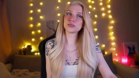 Snapshot of twiinkie_pie chatting on February 12, 4:33 pm Maria 3 online show from February 12, 4:33 pm