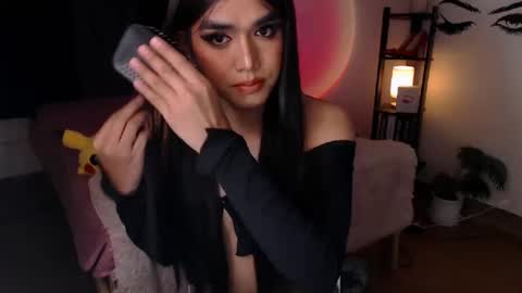 Snapshot of ultimatesexytrans chatting on February 19, 7:27 pm Alex online show from February 19, 7:27 pm