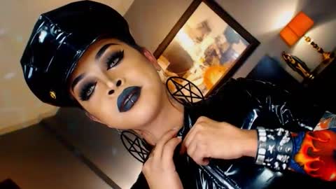 UrMajestyTyra online show from October 8, 7:21 am