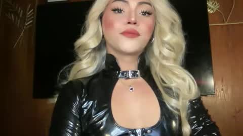 Miss Cali online show from November 26, 8:11 pm