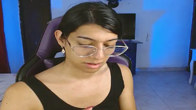 engielphoenis14 online show from December 17, 6:52 am