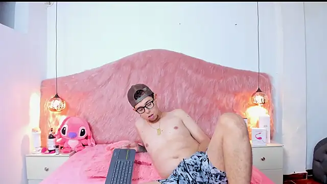 Derek and Skarlet online show from November 4, 7:57 pm