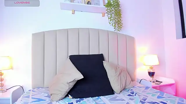 Mia thompson 19 online show from October 3, 9:04 pm