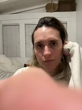 luluphoenix00 online show from December 15, 1:35 am