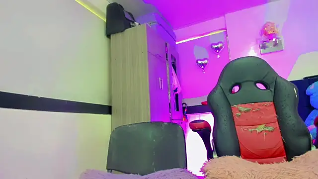 Hellen moons   online show from March 28, 7:05 pm