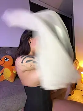 Snapshot of alessia_iris19 chatting on February 6, 3:27 am alessia iris19 online show from February 6, 3:27 am