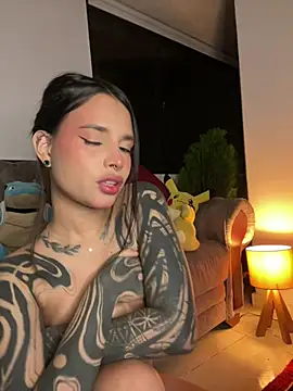 Snapshot of alessia_iris19 chatting on February 9, 3:22 am alessia iris19 online show from February 9, 3:22 am