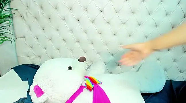 Andrea Tobar online show from February 21, 7:22 am