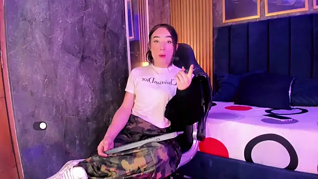 Small Hot19 online show from April 17, 10:18 am