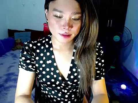 Urassiansweetcummer online show from April 15, 7:13 am