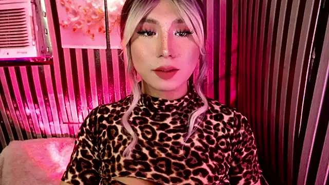 UrhotlucyTS online show from April 26, 6:22 am