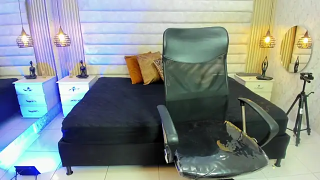 keytinthomson  online show from February 11, 7:32 pm