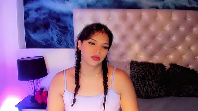 Valeria Swett  online show from March 3, 9:00 pm