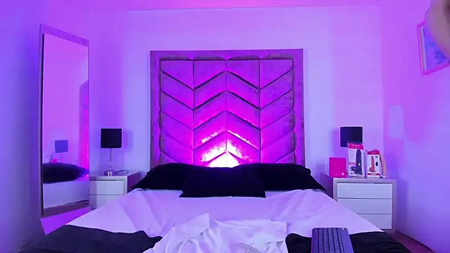 VanessaParis   online show from February 28, 11:55 pm