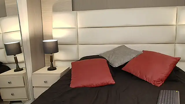 SkalerthFoxx online show from April 14, 1:27 pm