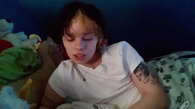 quwuinnie333 online show from January 15, 5:28 am