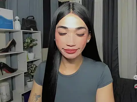 FyangFoxx online show from April 6, 6:41 pm