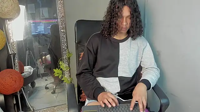 dylaans19 online show from February 8, 2:45 pm