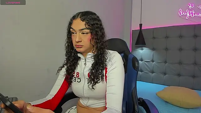 scarletcherry18 online show from March 15, 2:14 am