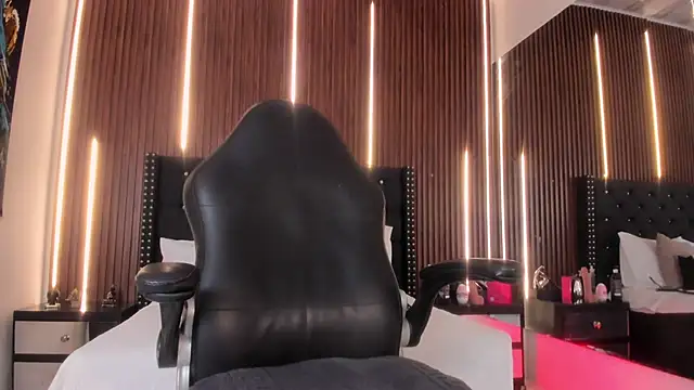 Viannca   online show from April 17, 4:37 am