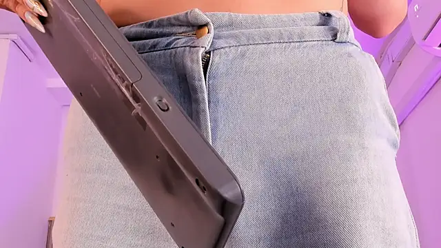 ashvalentine  online show from April 6, 7:47 pm