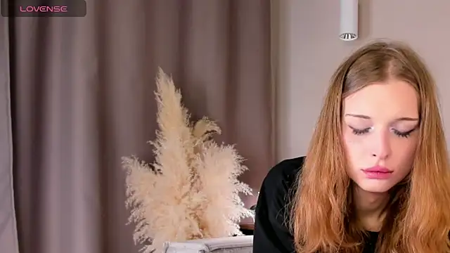 KristinDavis online show from April 3, 5:28 am