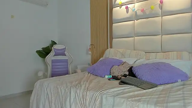 Taylor Royal  online show from April 5, 8:29 pm