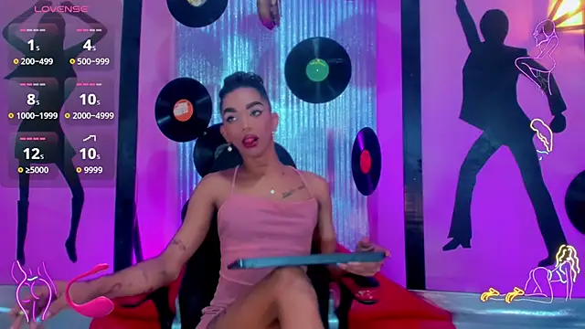 nickyminach  online show from November 19, 7:36 pm